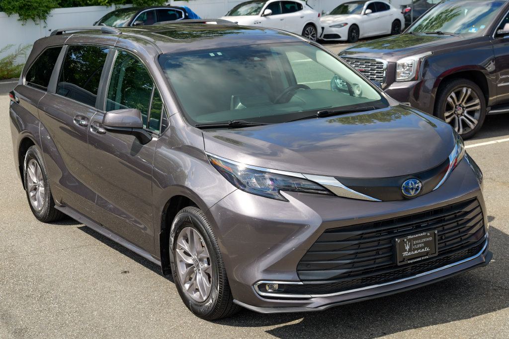 Used 2024 Toyota Sienna XLE w/ XLE Plus Package FWD image 9