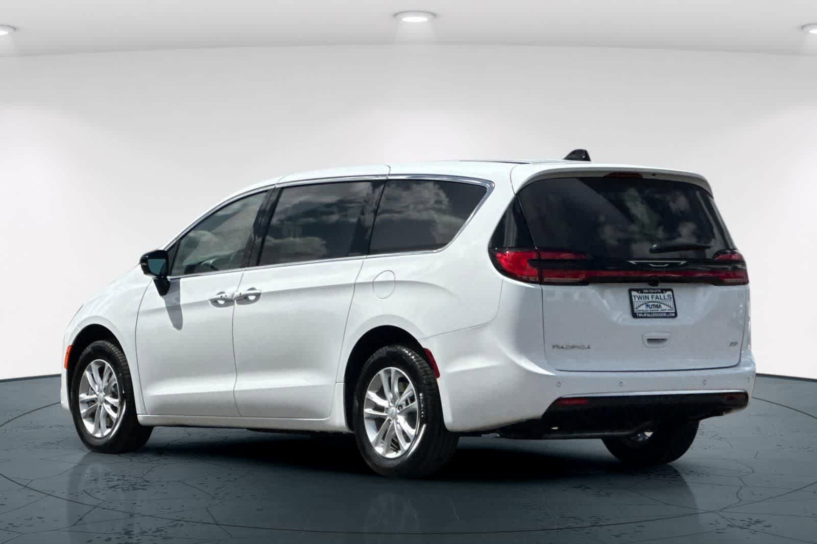 New 2027 Chrysler Pacifica Select AWD/4WD image 8