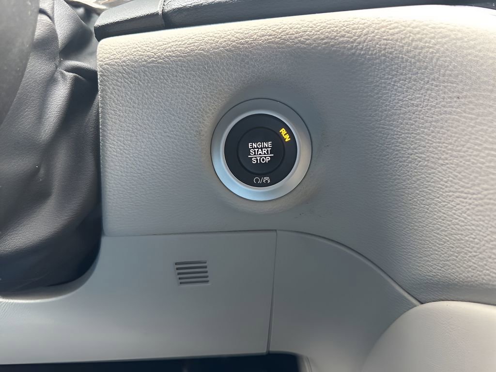 Used 2022 Chrysler Pacifica Limited image 24