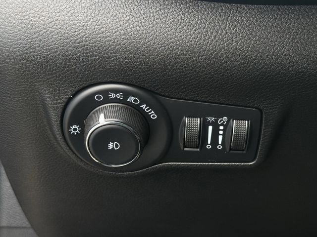 Used 2023 Jeep Compass Latitude AWD/4WD image 24