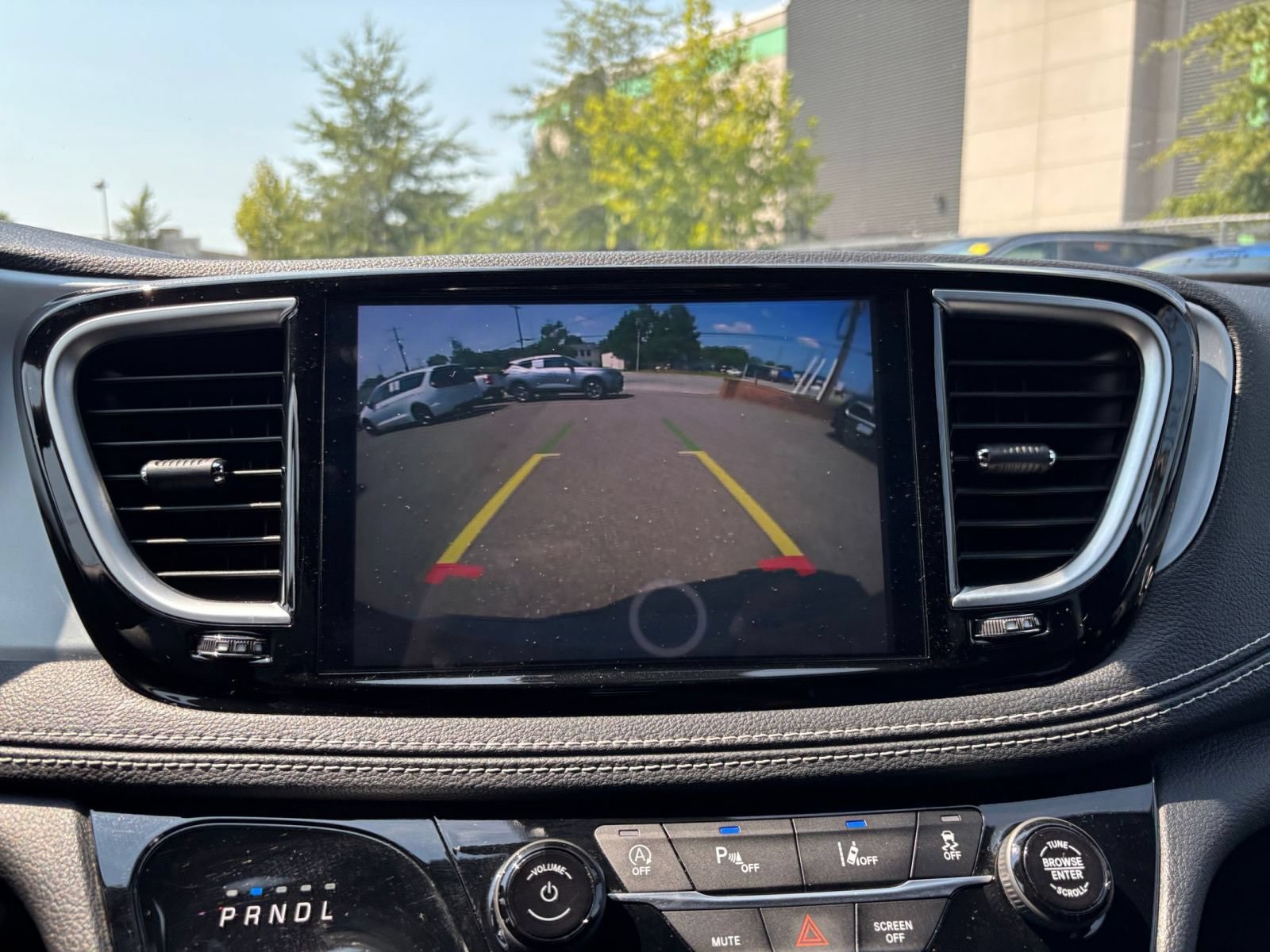 Used 2025 Chrysler Pacifica Limited FWD image 25