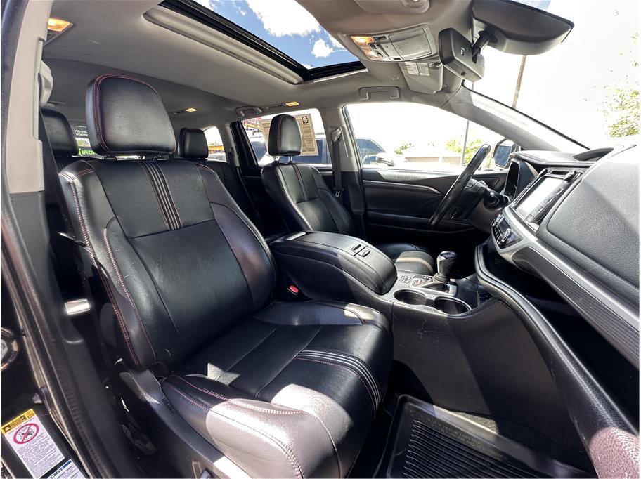 Used 2019 Toyota Highlander SE w/ Nightshade Edition AWD/4WD image 4