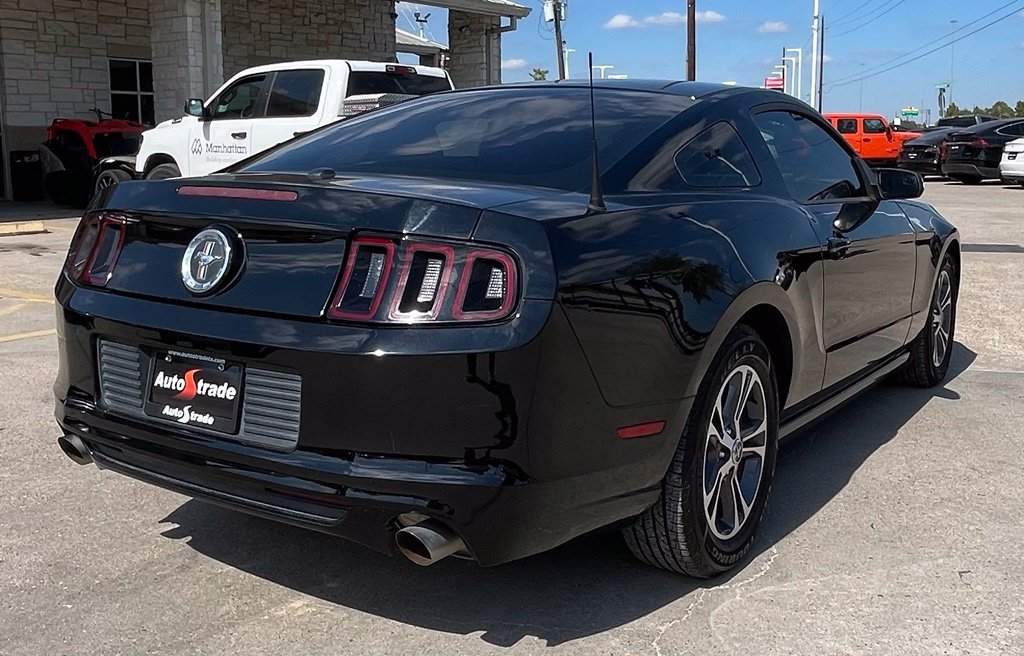 Used 2013 Ford Mustang Premium RWD image 3