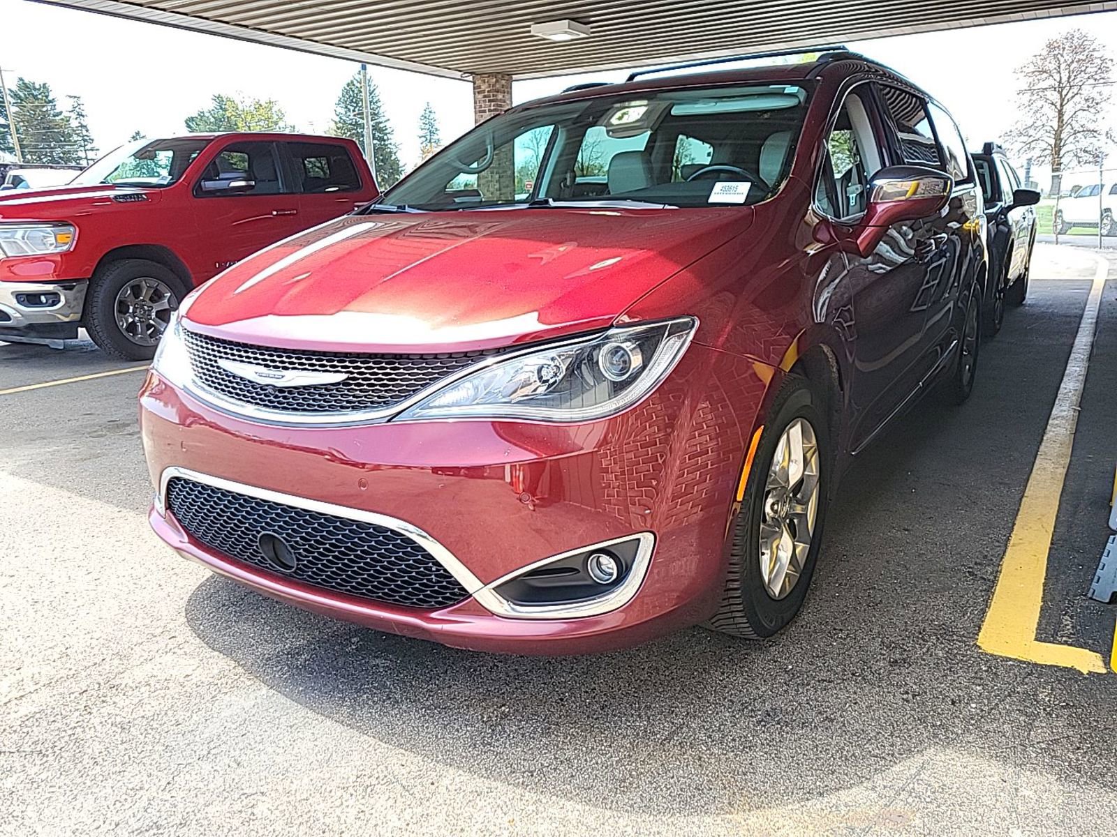 Used 2019 Chrysler Pacifica Limited w/ Advanced Safetytec Group FWD image 1