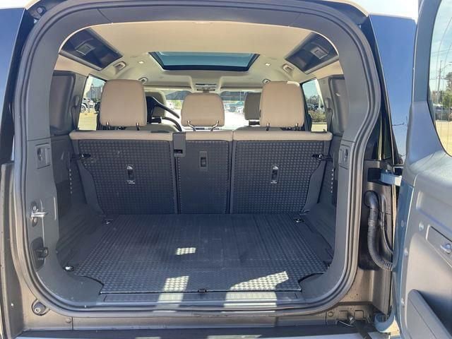 Used 2024 Land Rover Defender 110 S image 11