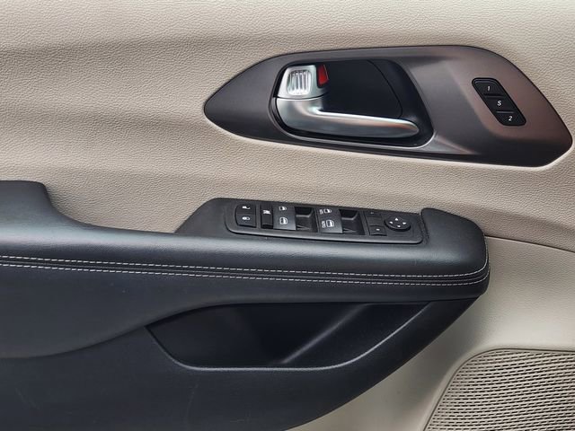 Used 2023 Chrysler Pacifica Touring-L FWD image 24