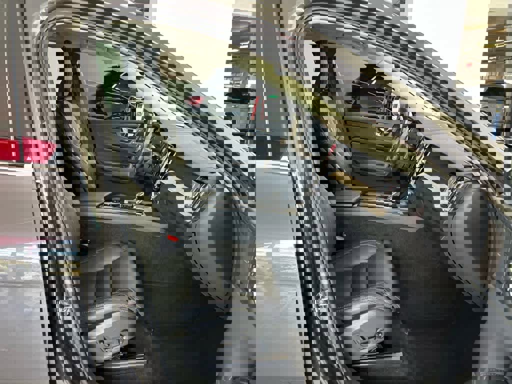 Used 2022 Volvo XC60 B6 Inscription image 19