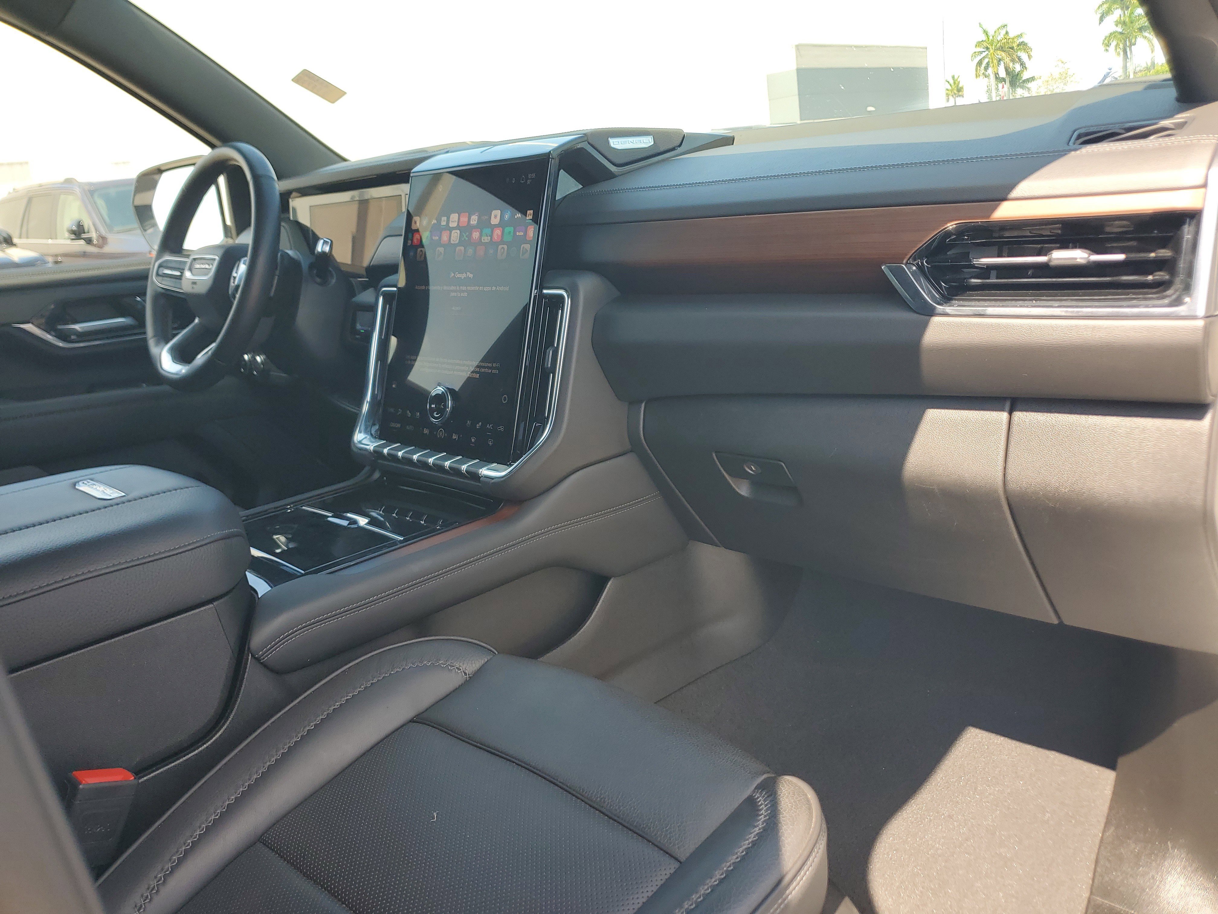 Used 2025 GMC Yukon Denali RWD image 15