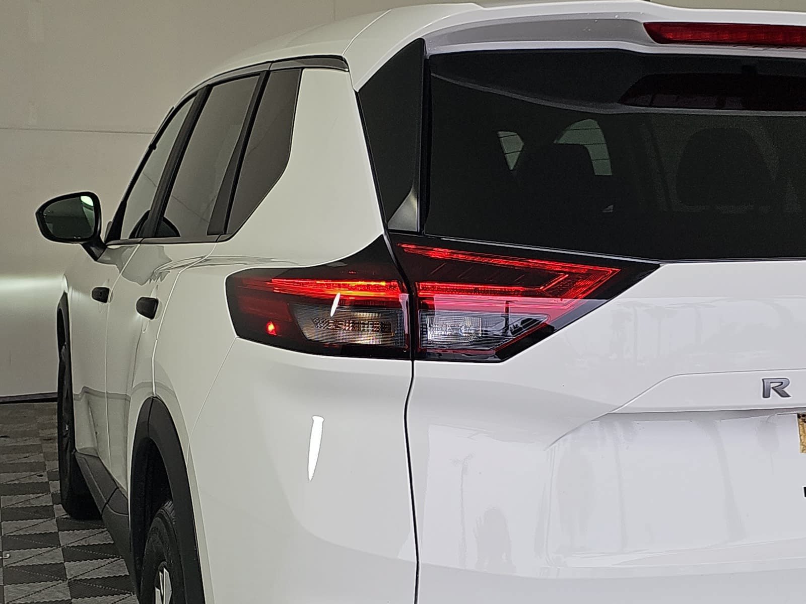 Used 2025 Nissan Rogue S FWD image 29