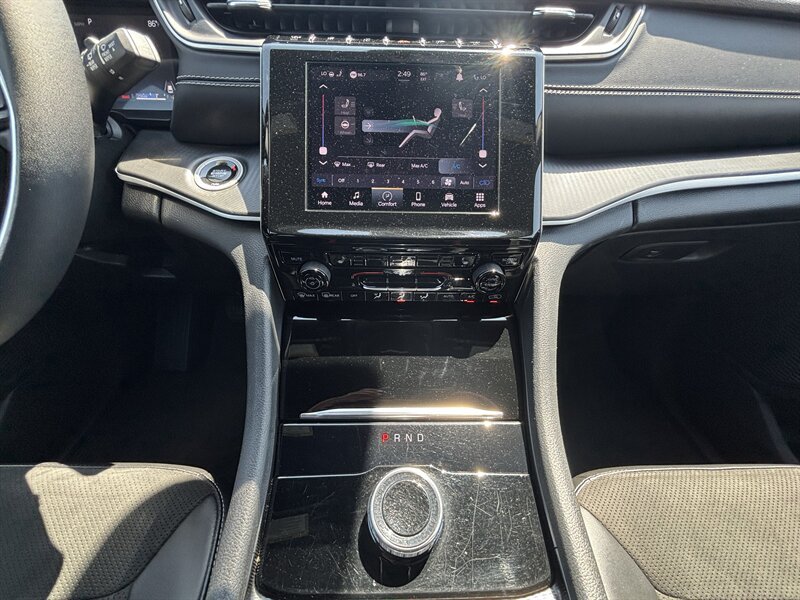 Used 2024 Jeep Grand Cherokee Altitude AWD/4WD image 24