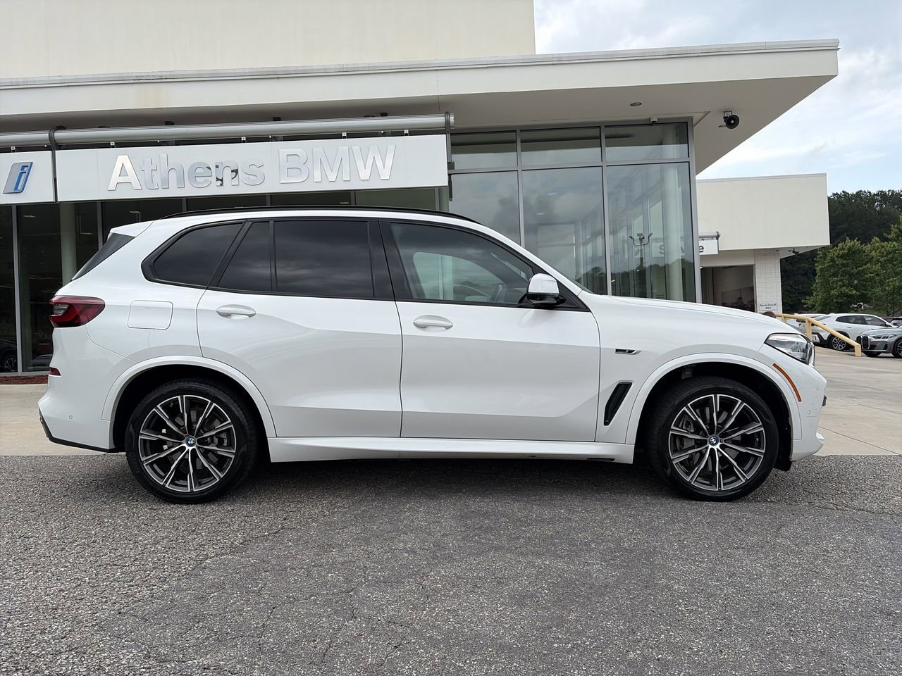 Used 2022 BMW X5 xDrive45e w/ M Sport Package AWD/4WD image 9
