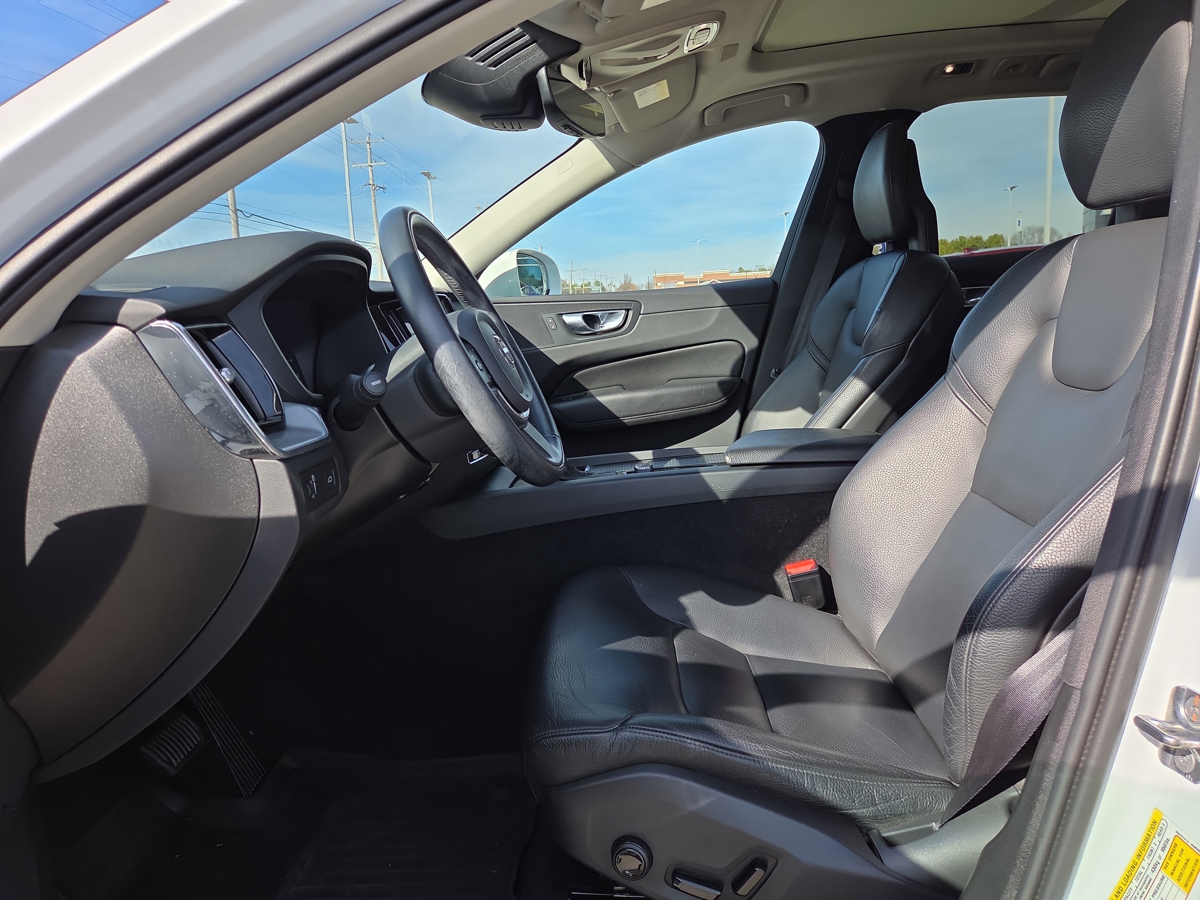 Used 2018 Volvo XC60 T5 Momentum w/ Convenience Package image 10