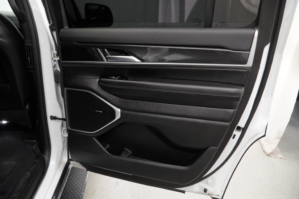 Used 2023 Jeep Wagoneer 4WD w/ Premium Group I image 39