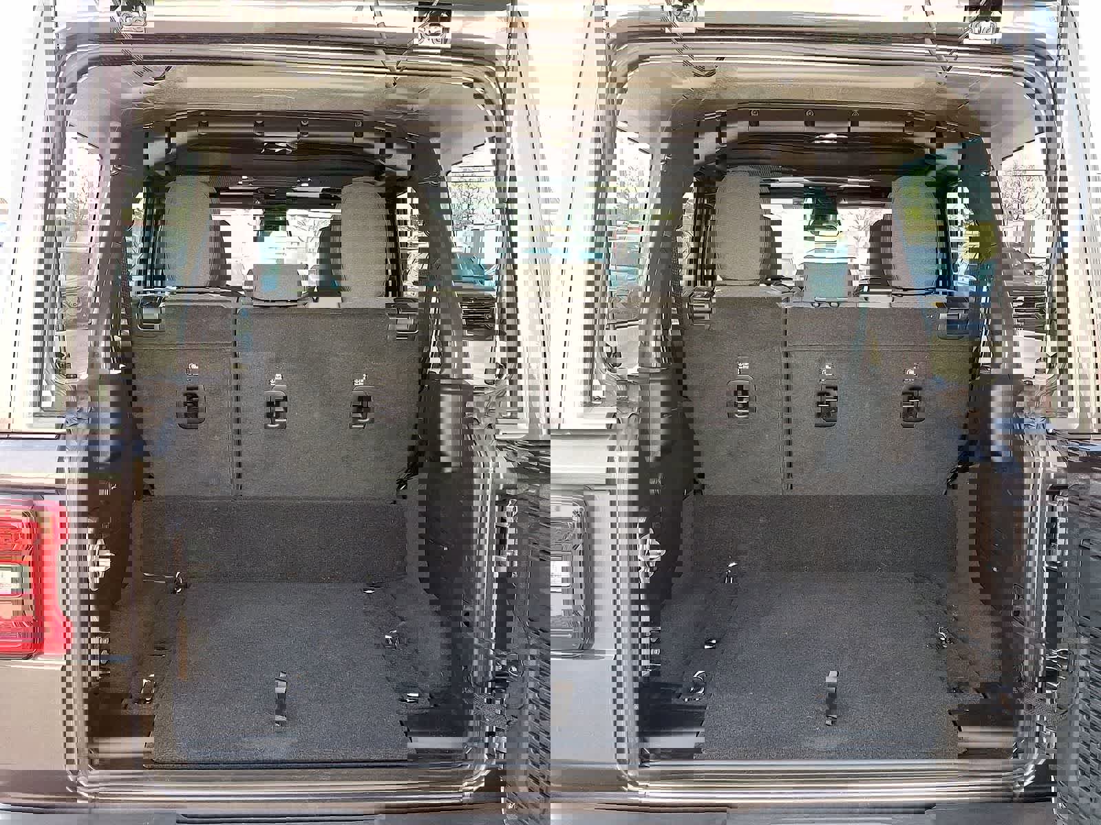 Used 2025 Jeep Wrangler Sahara image 30