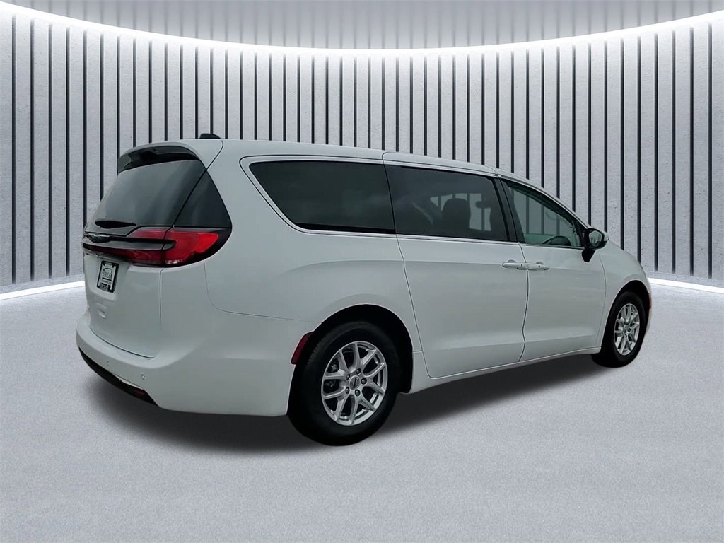 Used 2023 Chrysler Pacifica Touring-L image 8