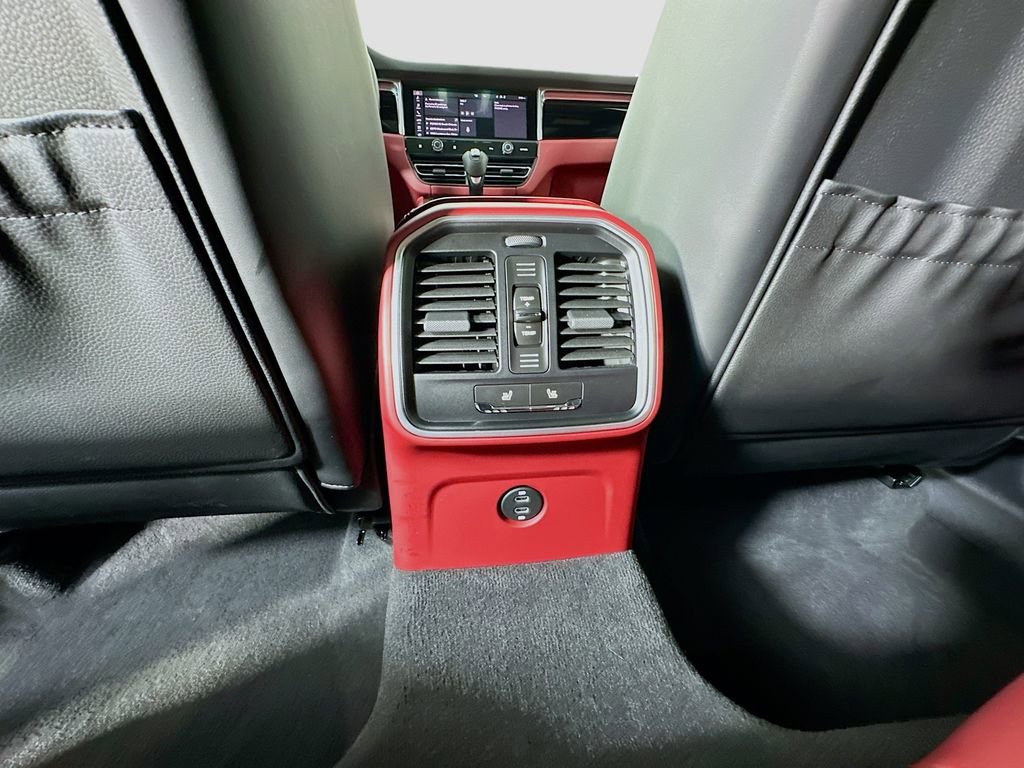 Certified 2026 Porsche Macan AWD/4WD image 27