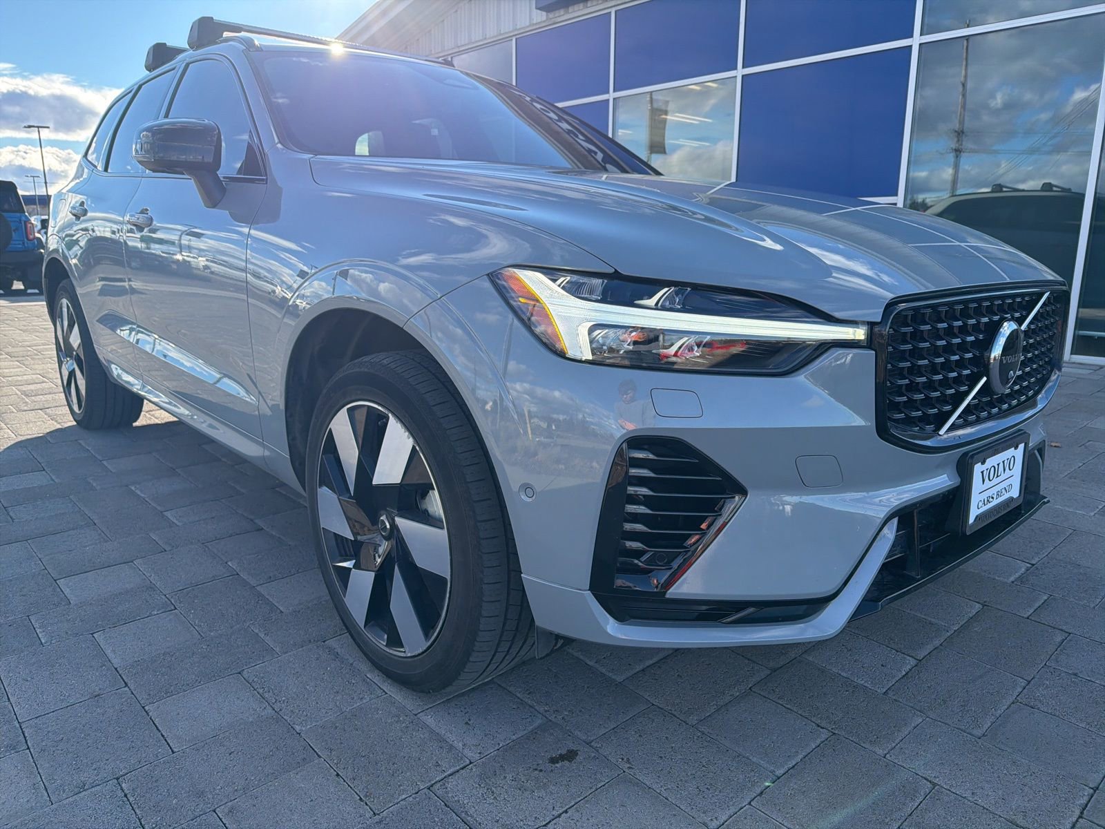 Certified 2025 Volvo XC60 T8 Plus w/ Protection Package Premier image 1