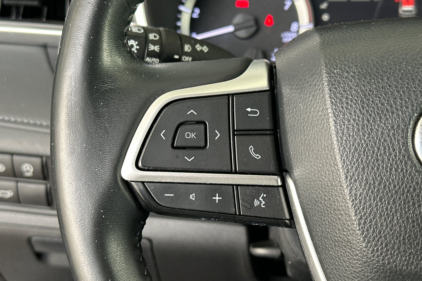 Used 2023 Toyota Highlander XLE AWD/4WD image 28