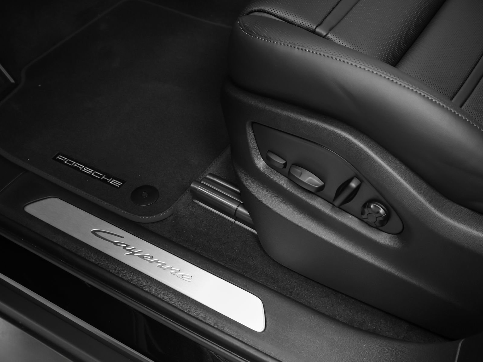 New 2026 Porsche Cayenne Coupe AWD/4WD image 25