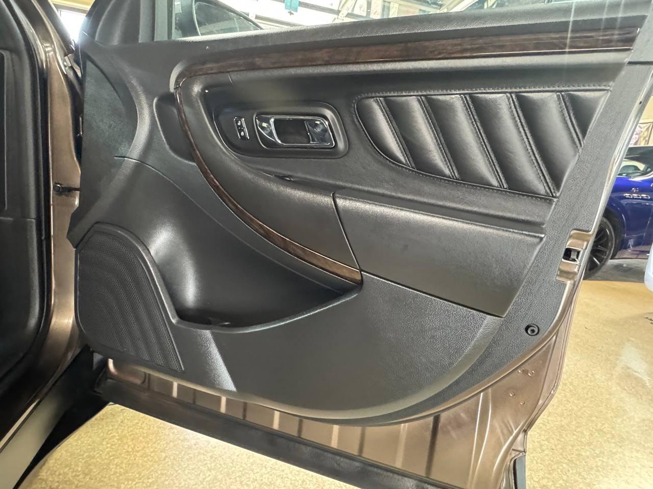Used 2015 Ford Taurus Limited w/ Equipment Group 301A AWD/4WD image 10