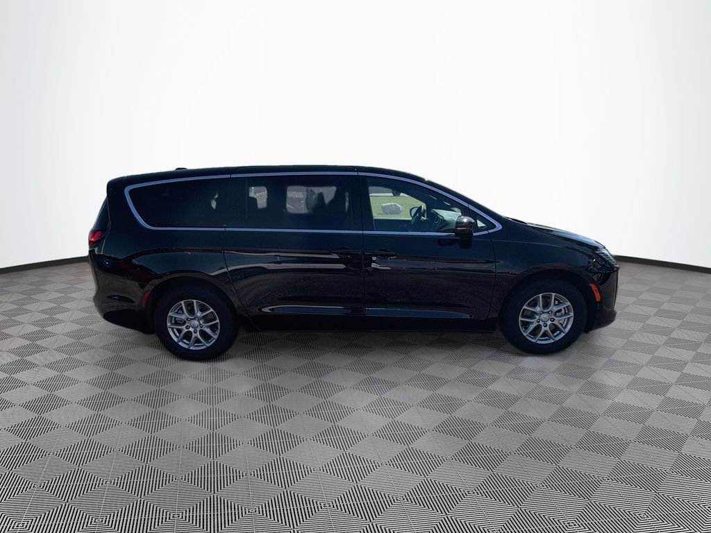 New 2027 Chrysler Pacifica Select FWD image 10