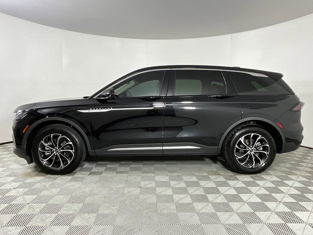 Used 2025 Lincoln Nautilus Premier AWD/4WD image 2
