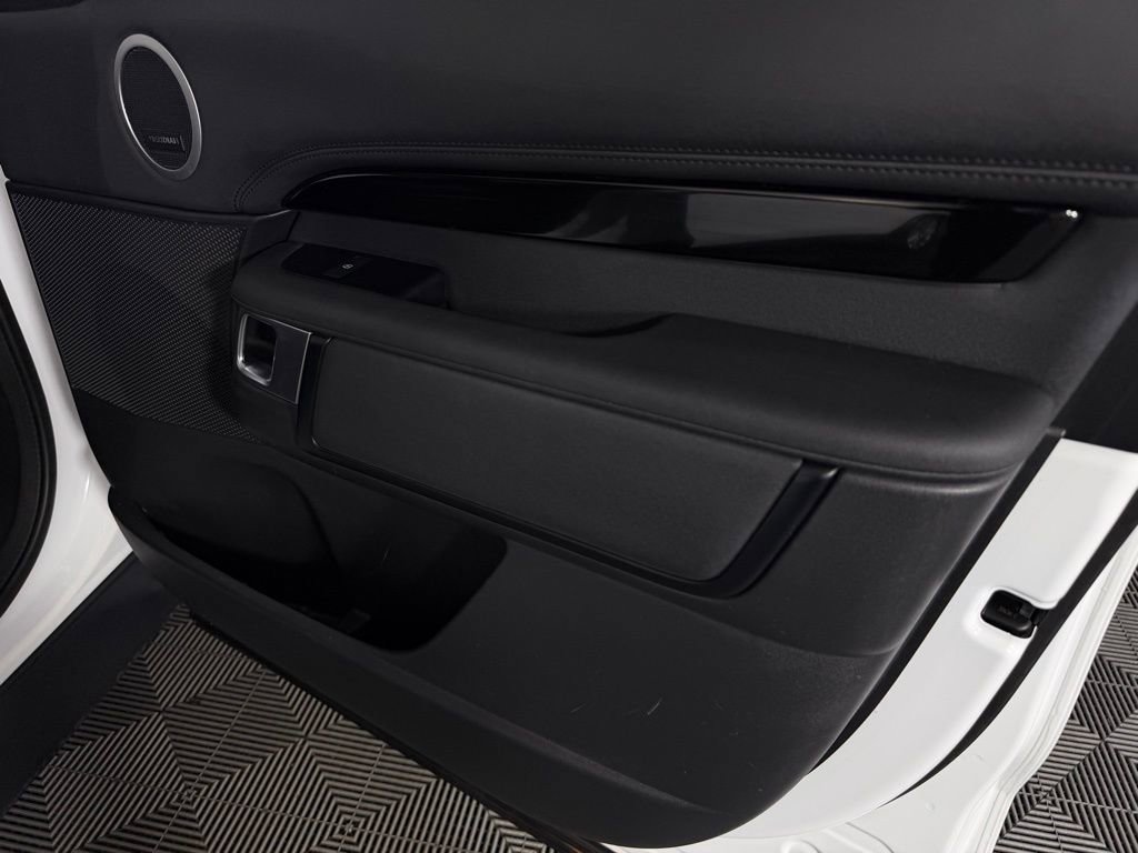 Used 2024 Land Rover Discovery S image 35