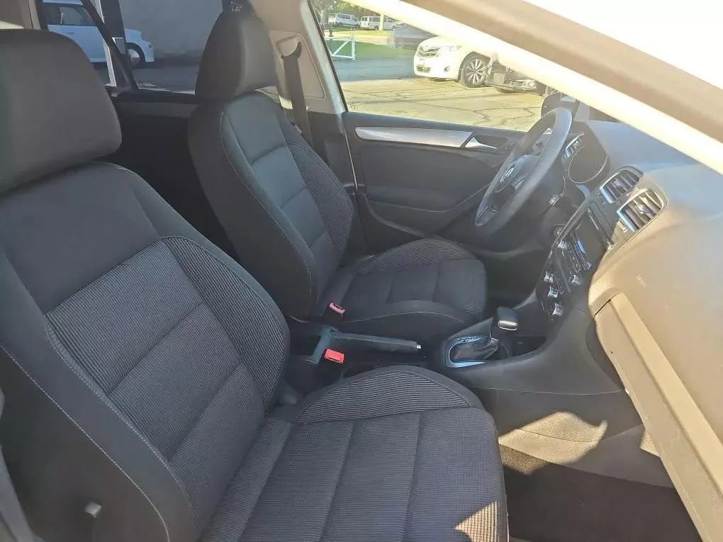 Used 2011 Volkswagen Golf 4-Door image 10