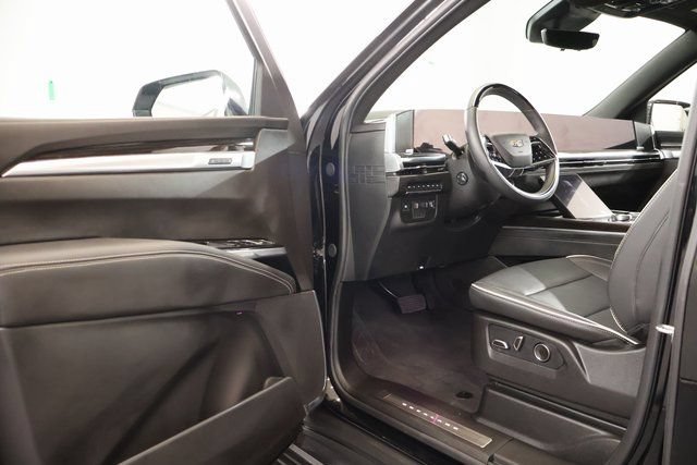 Used 2026 Cadillac Escalade ESV Luxury w/ Touring Package AWD/4WD image 8