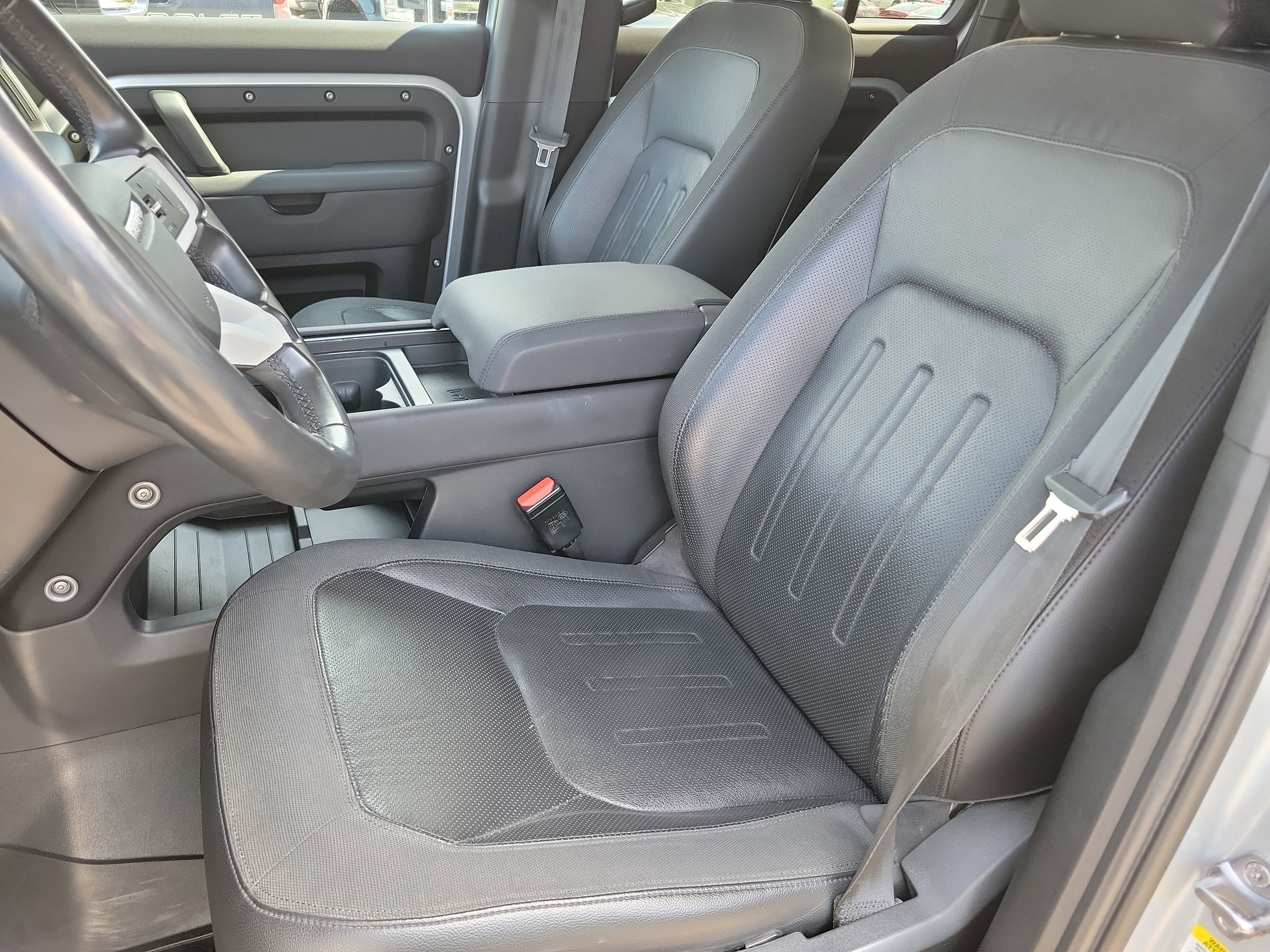 Used 2020 Land Rover Defender 110 First Edition image 4