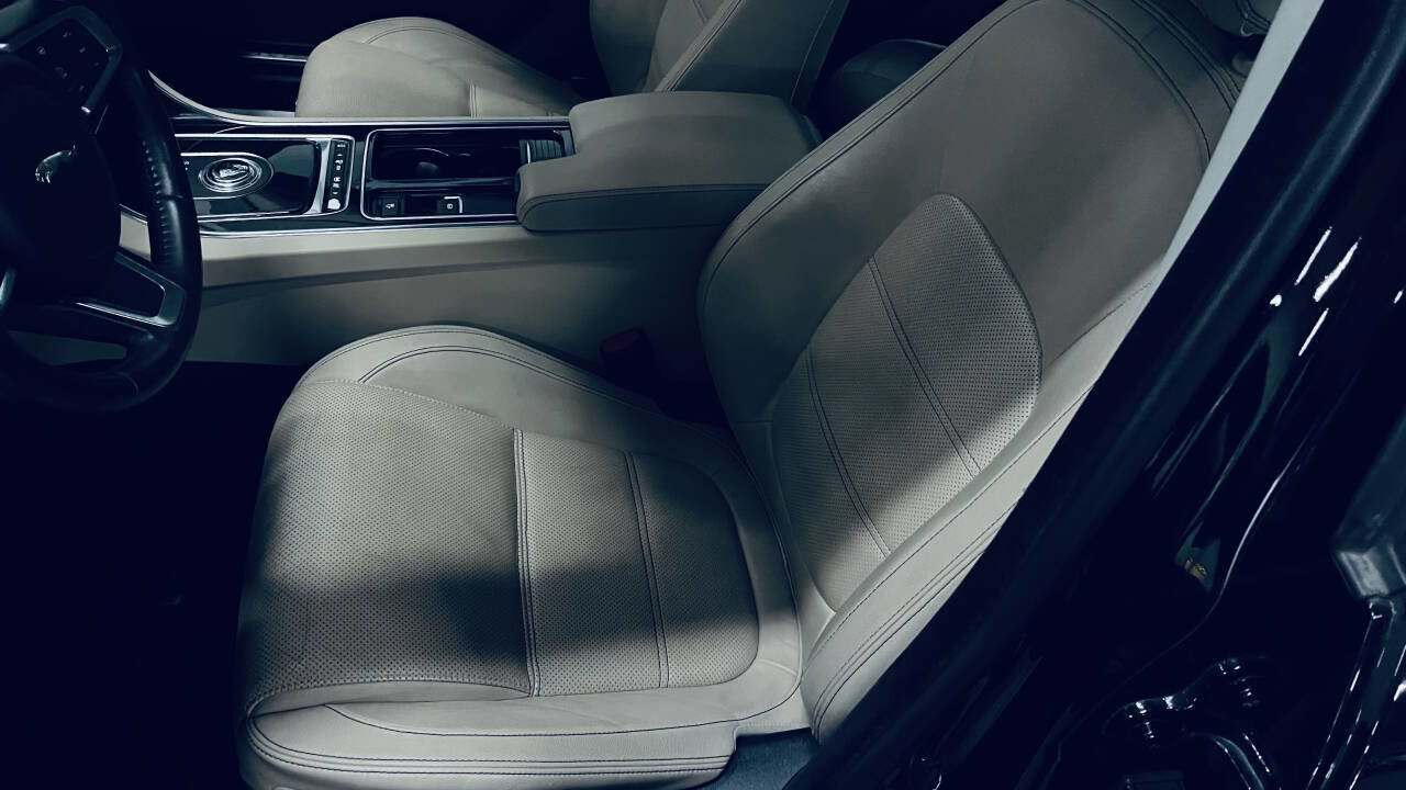 Used 2019 Jaguar XE Prestige image 17