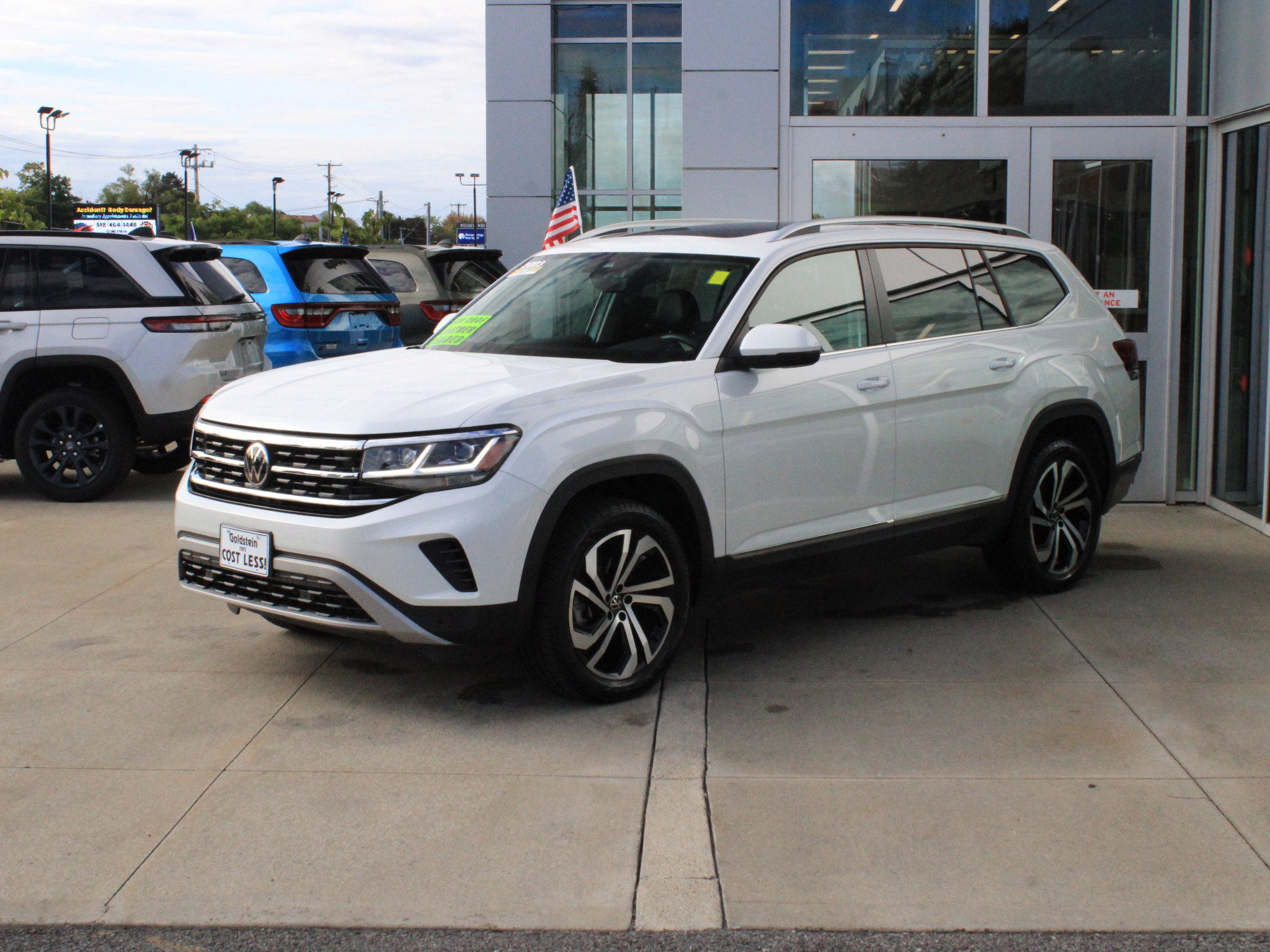 Used 2023 Volkswagen Atlas SEL AWD/4WD image 3