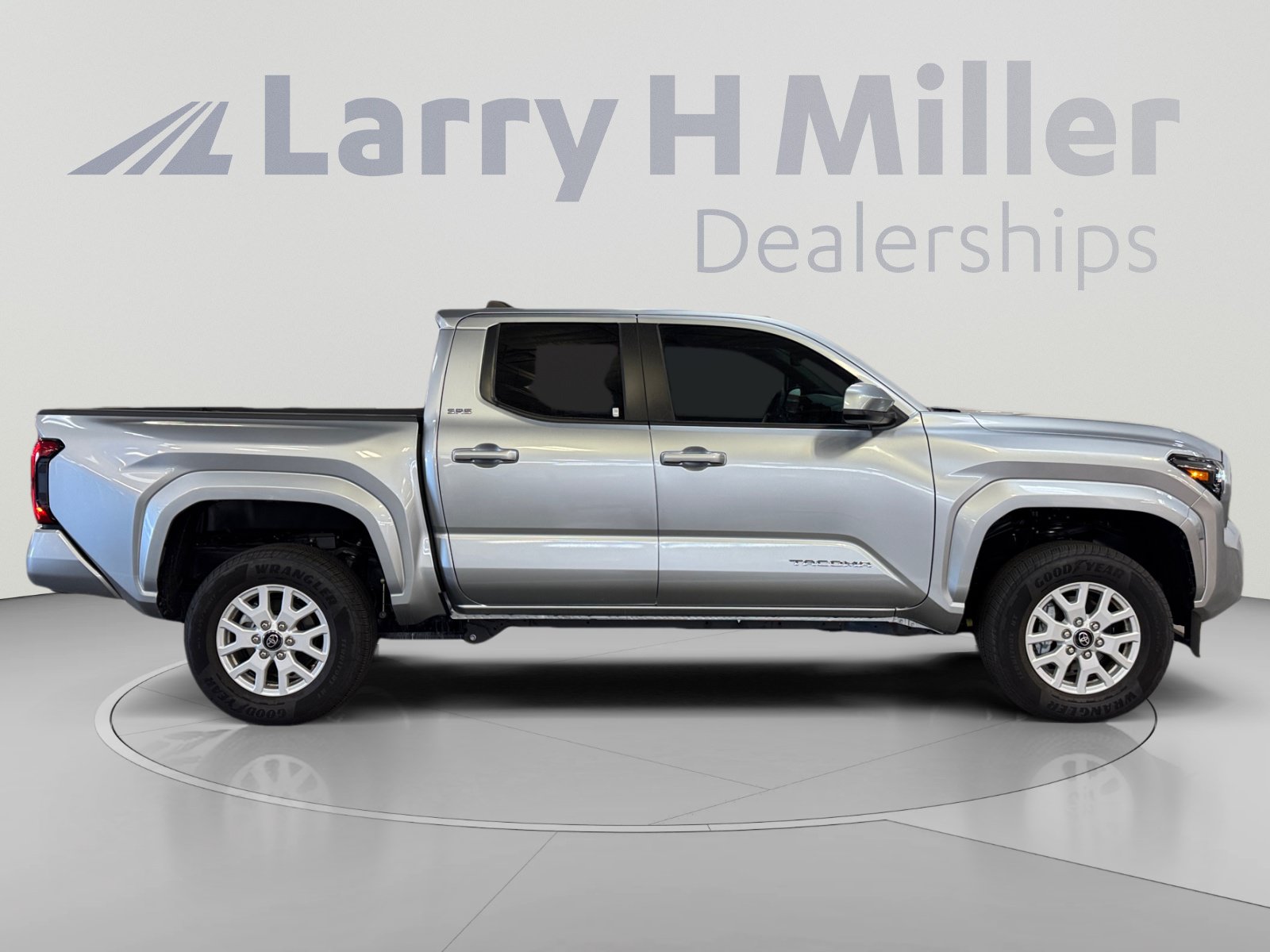 Certified 2025 Toyota Tacoma SR5 AWD/4WD image 6