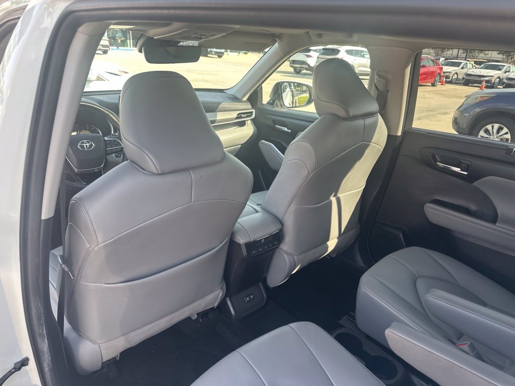 Used 2021 Toyota Highlander XLE FWD image 28