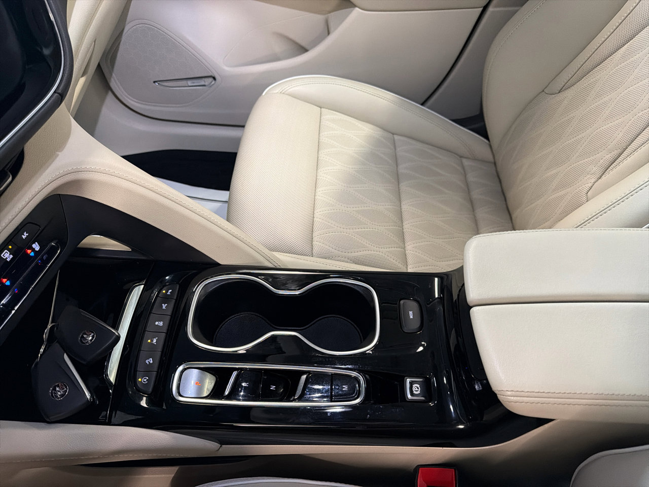 Used 2022 Buick Envision Avenir w/ Technology Package II image 17