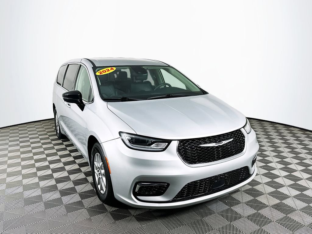 Certified 2024 Chrysler Pacifica Touring-L image 2