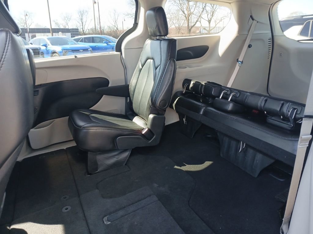 Used 2024 Chrysler Pacifica Touring-L image 29