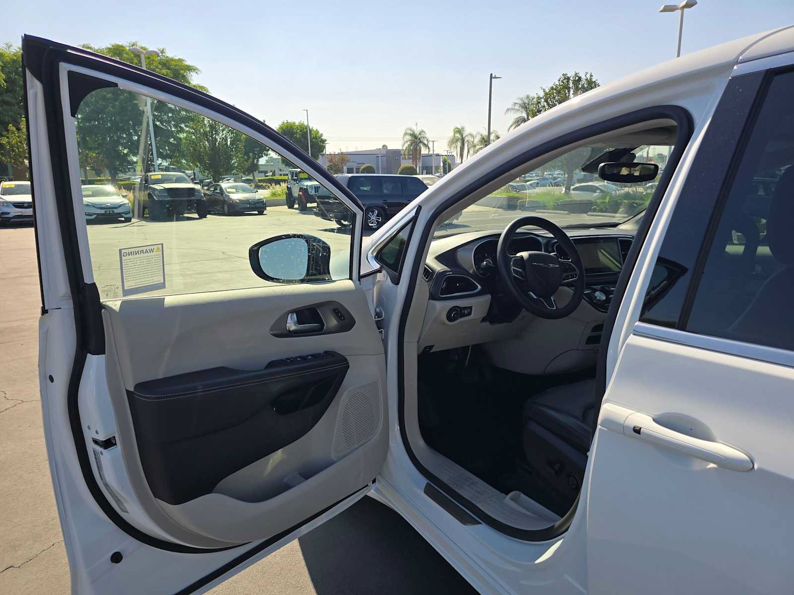 Used 2024 Chrysler Pacifica Limited FWD image 21