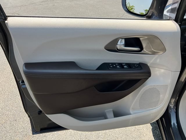 Used 2017 Chrysler Pacifica Touring-L FWD image 11