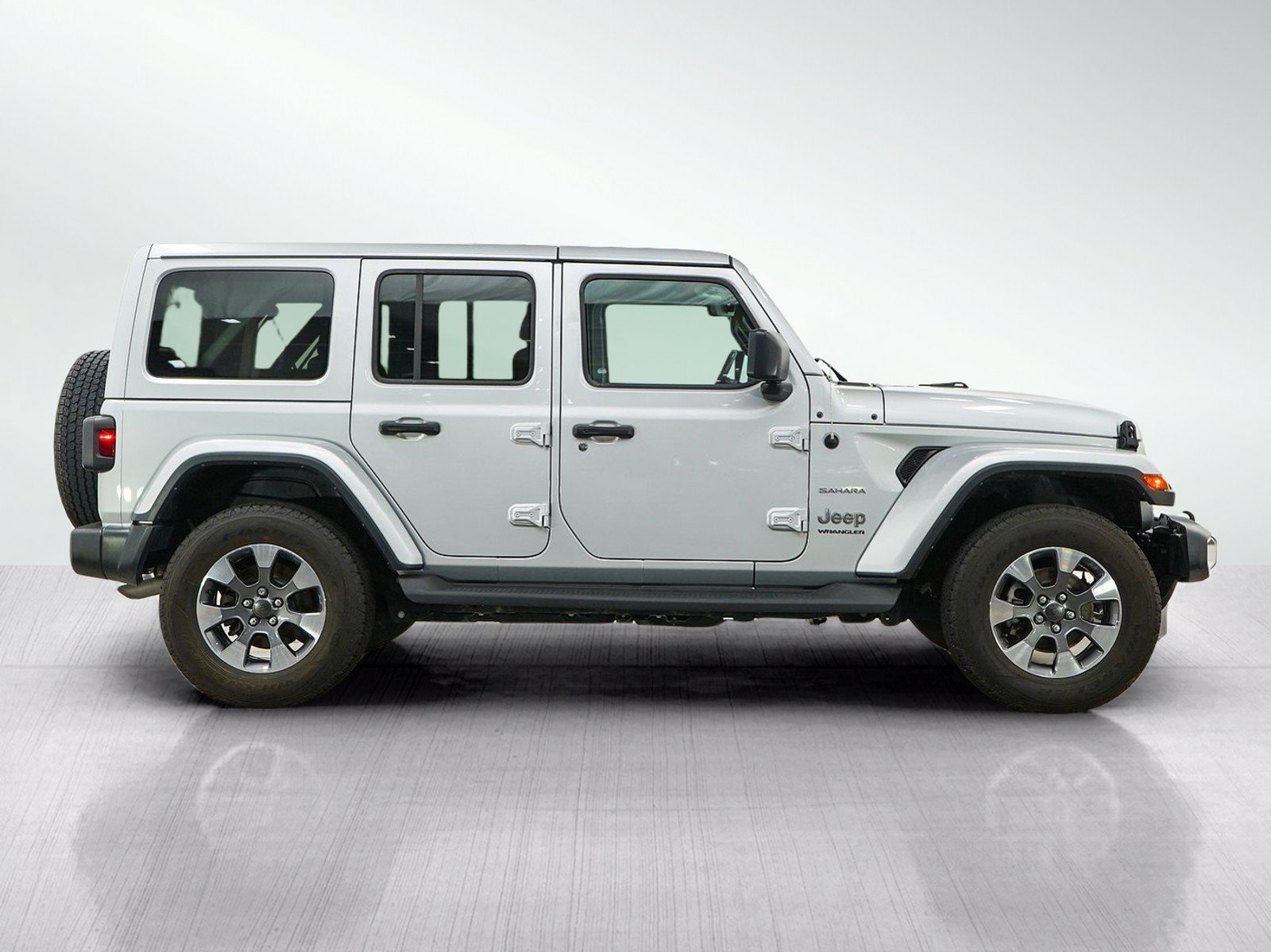 Used 2023 Jeep Wrangler Unlimited Sahara w/ Cold Weather Group AWD/4WD image 6