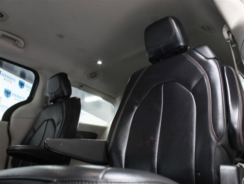 Used 2017 Chrysler Pacifica Touring-L image 18