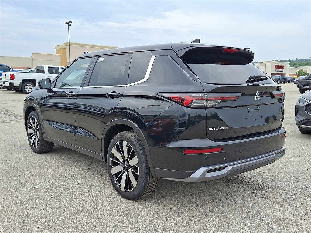 New 2025 Mitsubishi Outlander SE image 3