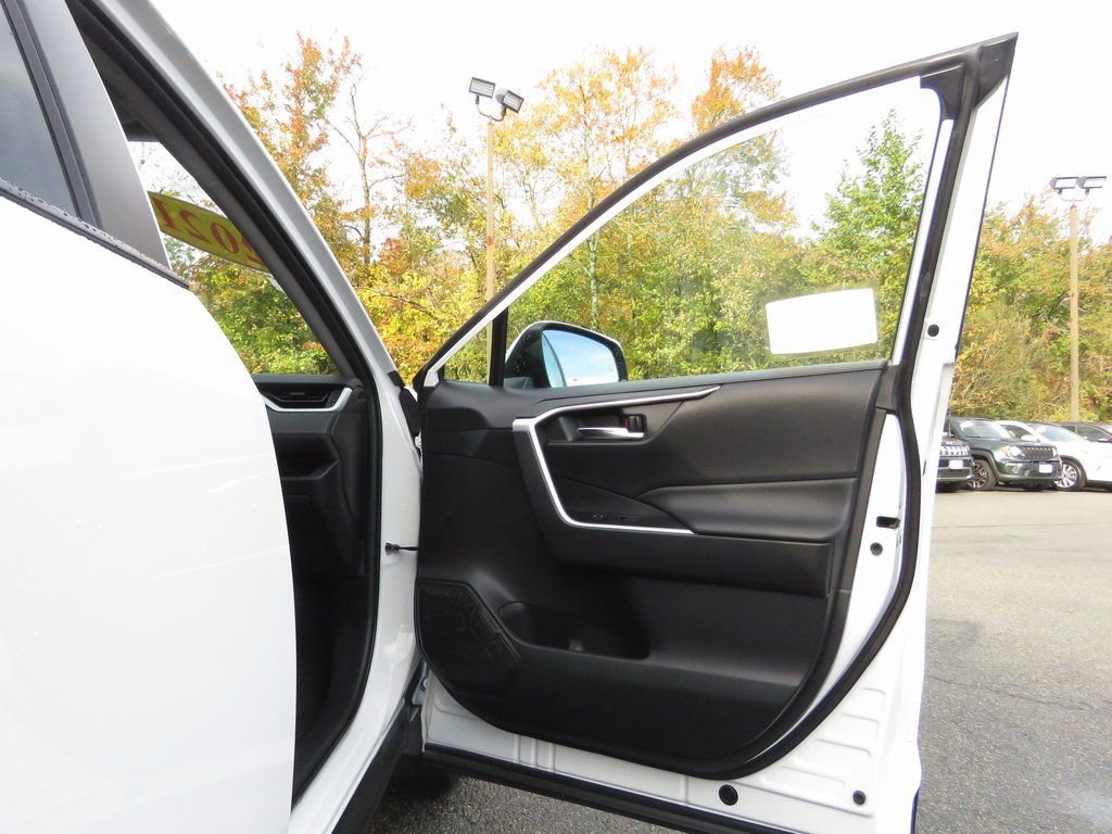 Used 2021 Toyota RAV4 XLE w/ Convenience Package image 13