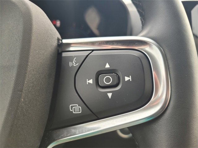 Used 2023 Volvo XC40 B5 Plus image 28
