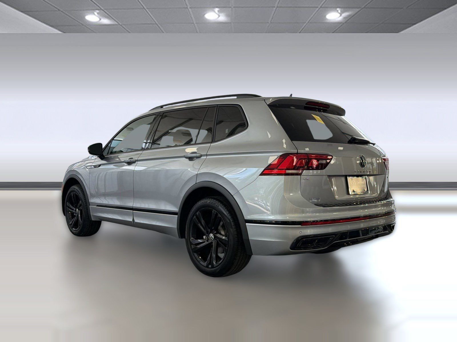 Certified 2024 Volkswagen Tiguan SE R-Line AWD/4WD image 3