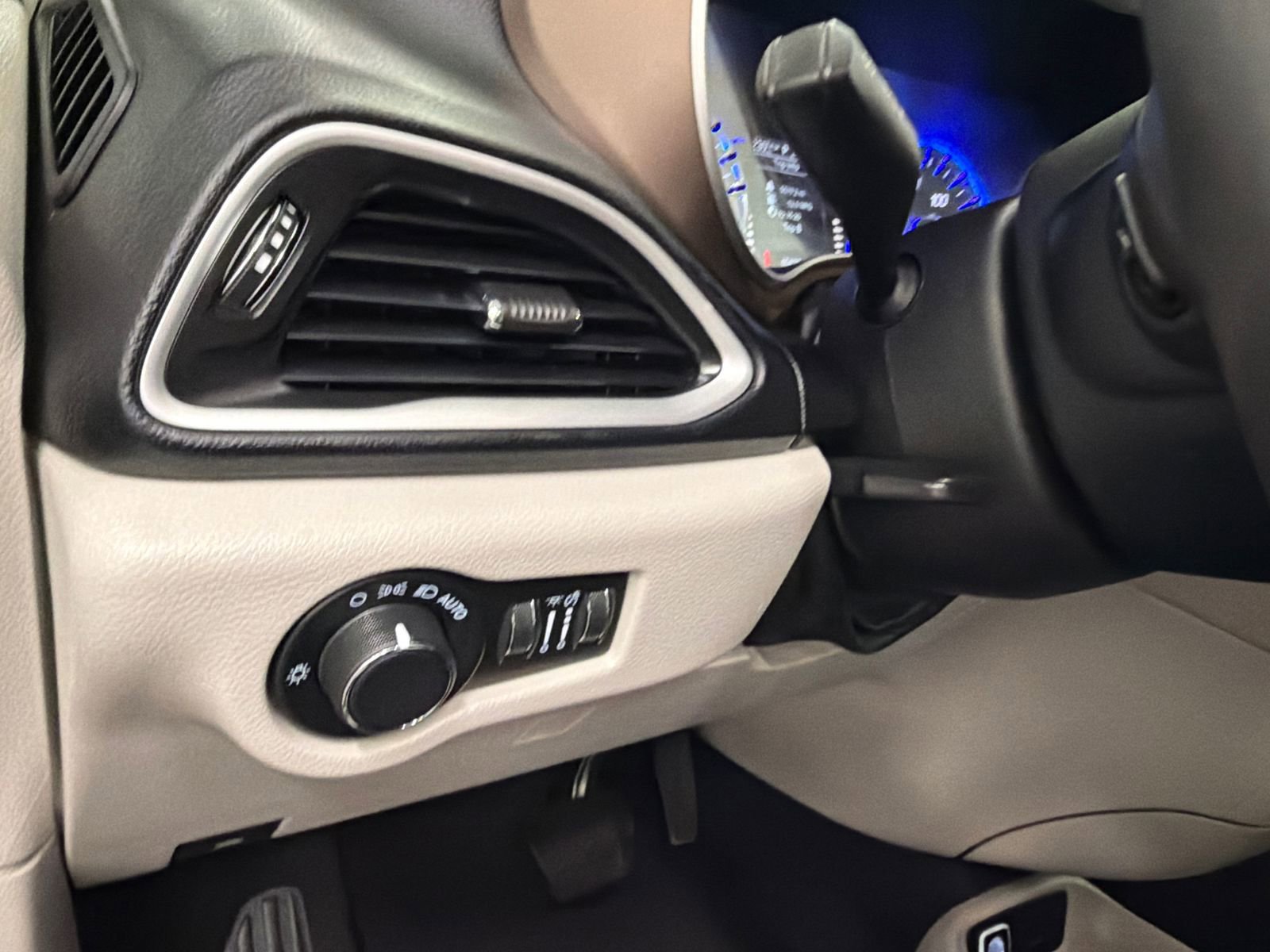 Used 2022 Chrysler Voyager LX image 32