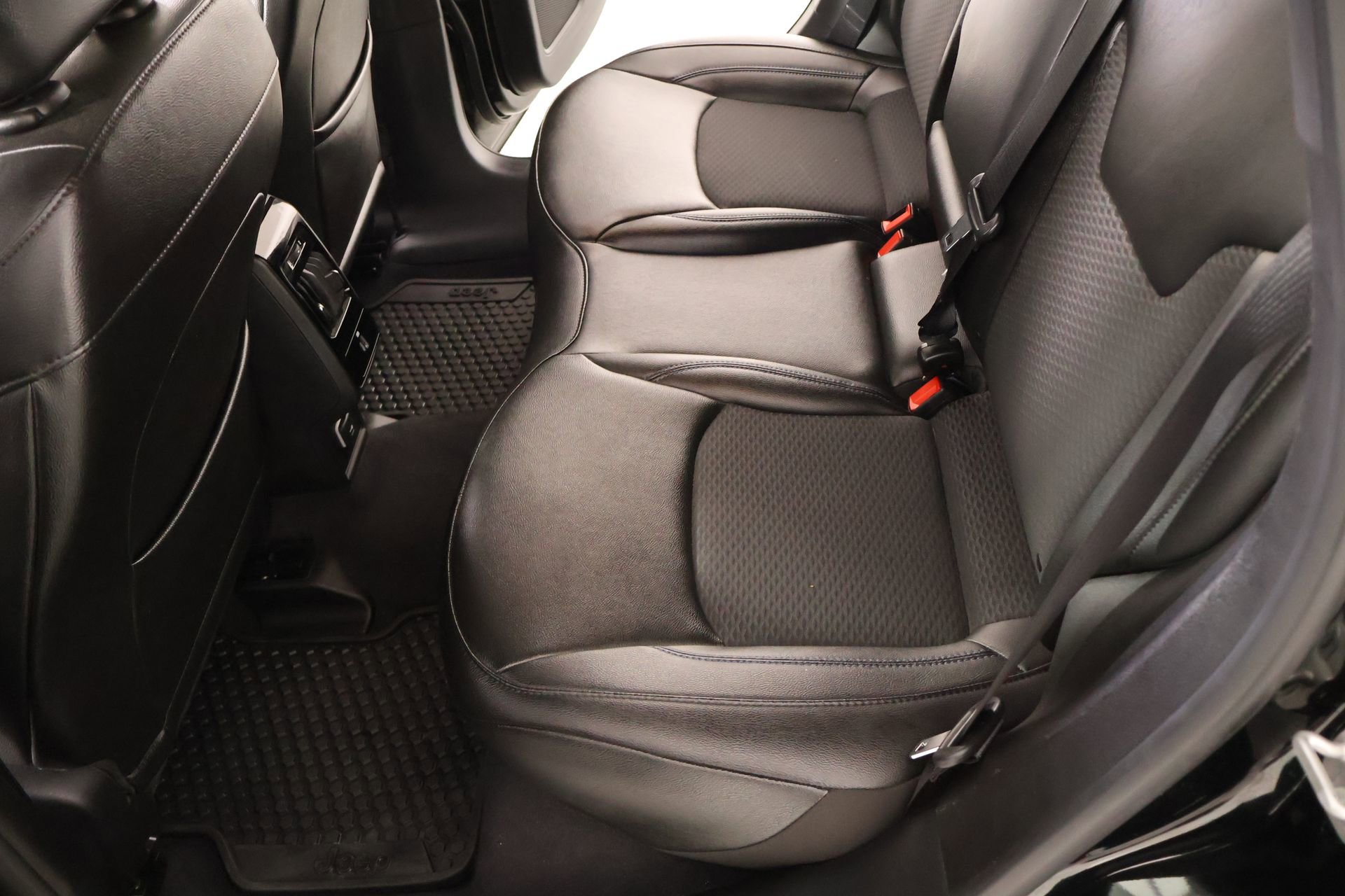 Used 2025 Jeep Compass Latitude w/ Sun & Sound Group AWD/4WD image 12