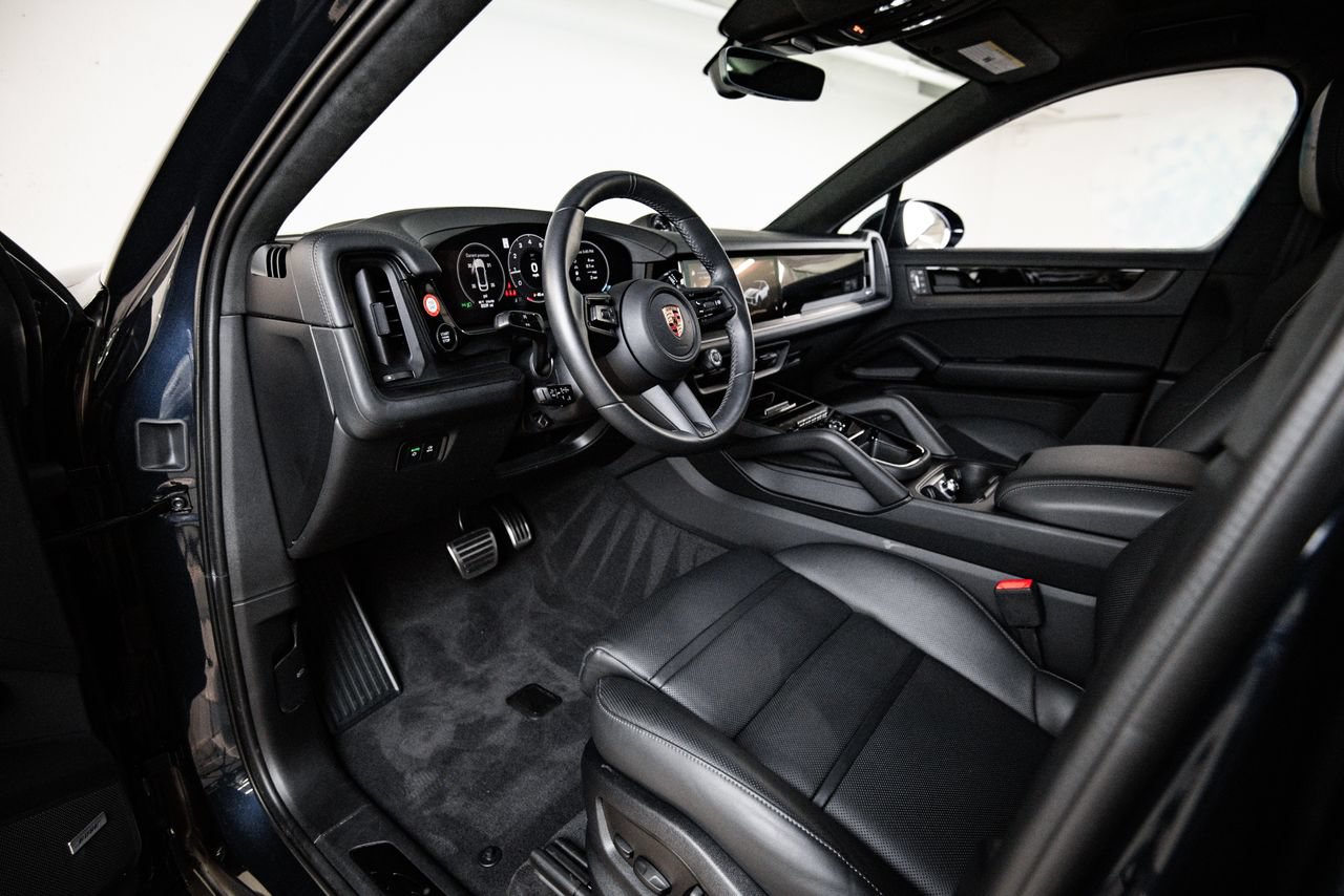 Certified 2025 Porsche Cayenne GTS AWD/4WD image 4
