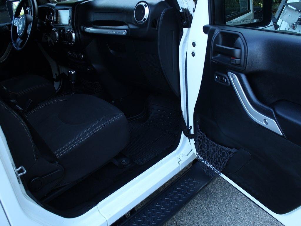 Used 2017 Jeep Wrangler Unlimited Rubicon w/ Connectivity Group AWD/4WD image 18