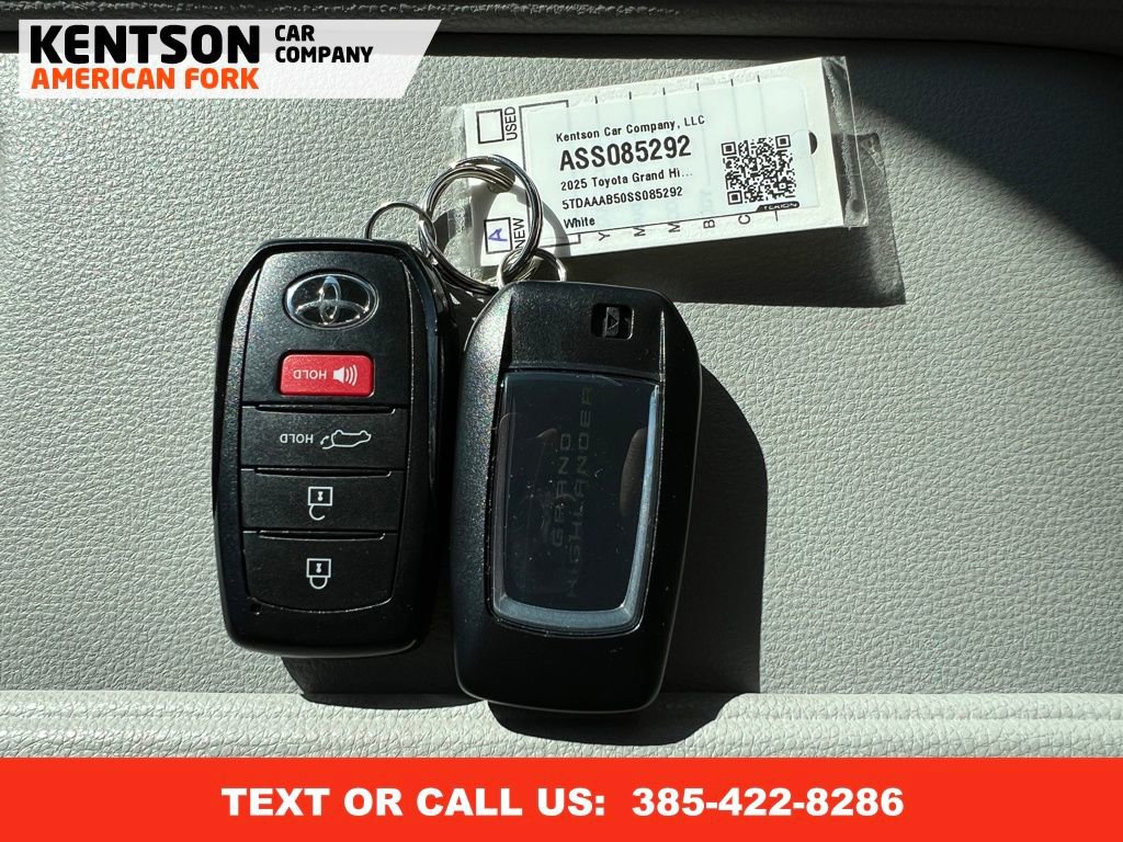 Used 2025 Toyota Grand Highlander AWD image 31